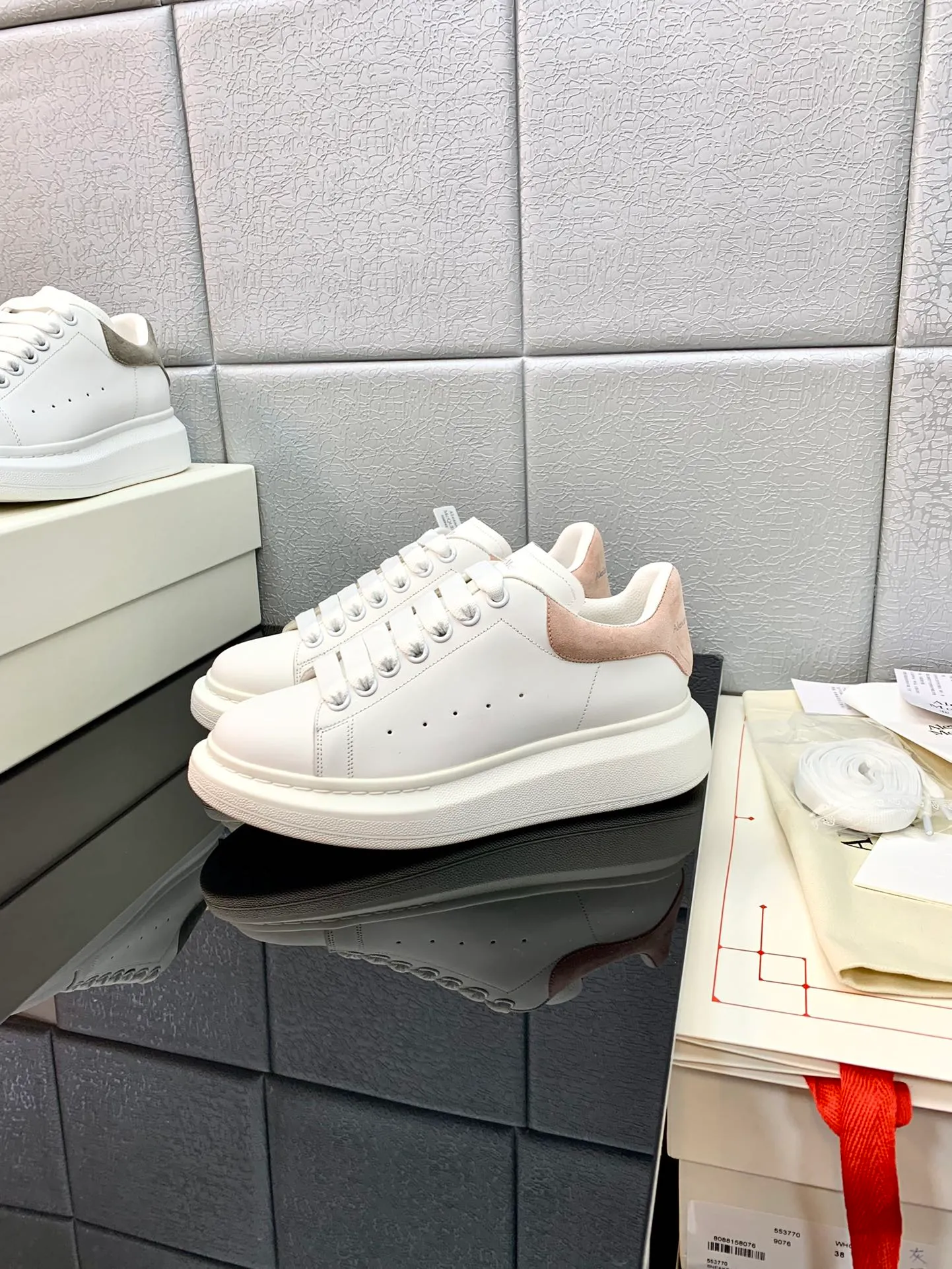 👟👟Ex-factory price👟👟Ex-factory price 480👟👟 2022 latest upgraded version The latest McQueen white shoes original 1⃣: 1⃣perfect replica ☑Deliver the latest counter full set of packaging🎁Full series of color styles are constantly updated🥳🥳 🔺Fabric: Customized original matte silk cowhide 🔺Inner lining: imported water-dyed sheepskin lining/original customized soft cowhide pad 🔺Feet: ultra-clear high temperature air pressure logo➕soft latex pad 🔺outsole: rubber T👟👟factory price👟👟factory price U vacuum bottom/I👟👟factory price👟👟factory price original foam bottom, thick bottom about 4cm 🔺Size: Female M34-40 Male M39-45